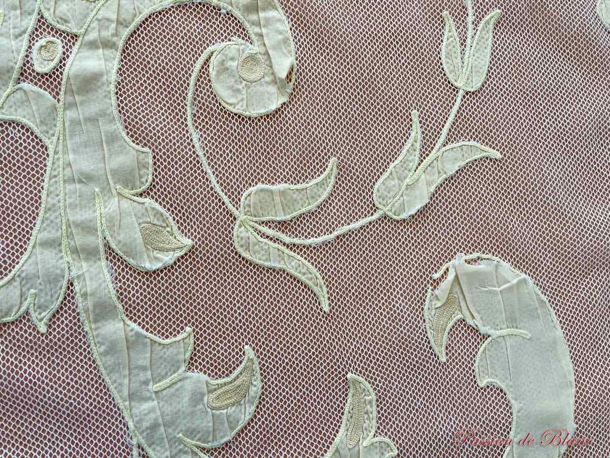 Rideau en tulle fin avec applications de motifs brodés couleur Napoléon III – Image 12