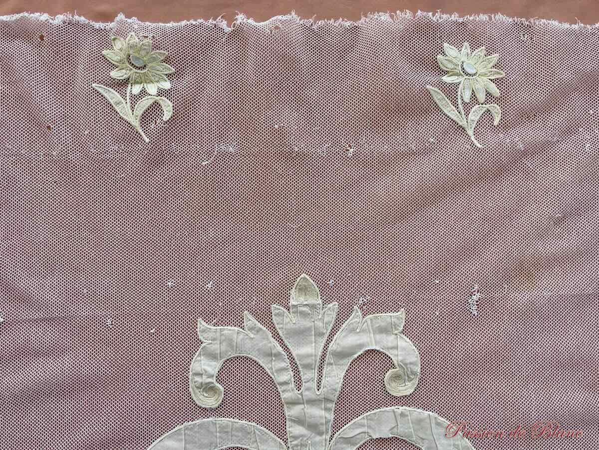 Rideau en tulle fin avec applications de motifs brodés couleur Napoléon III – Image 11