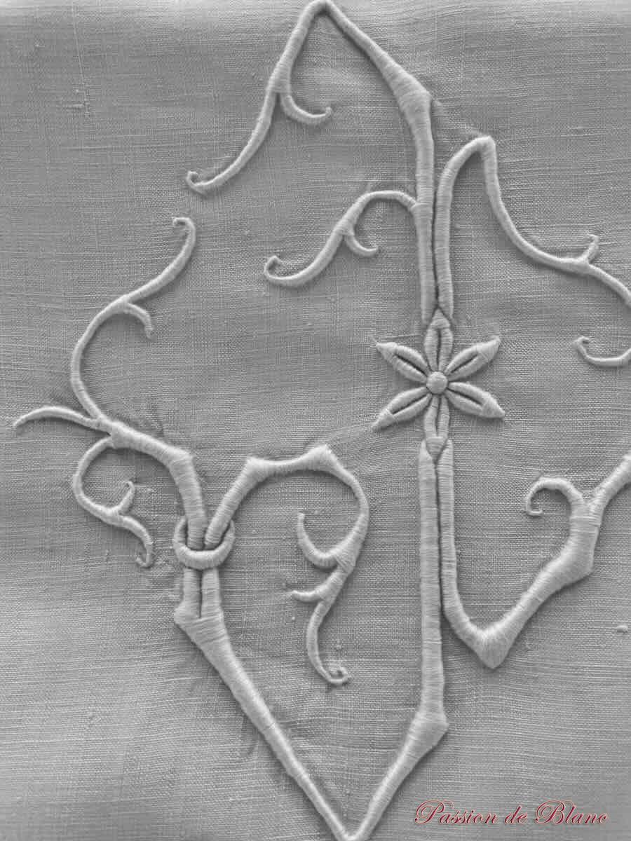 Rare très grand drap en lin fin blanc en parfait état avec monogramme JM – Image 2