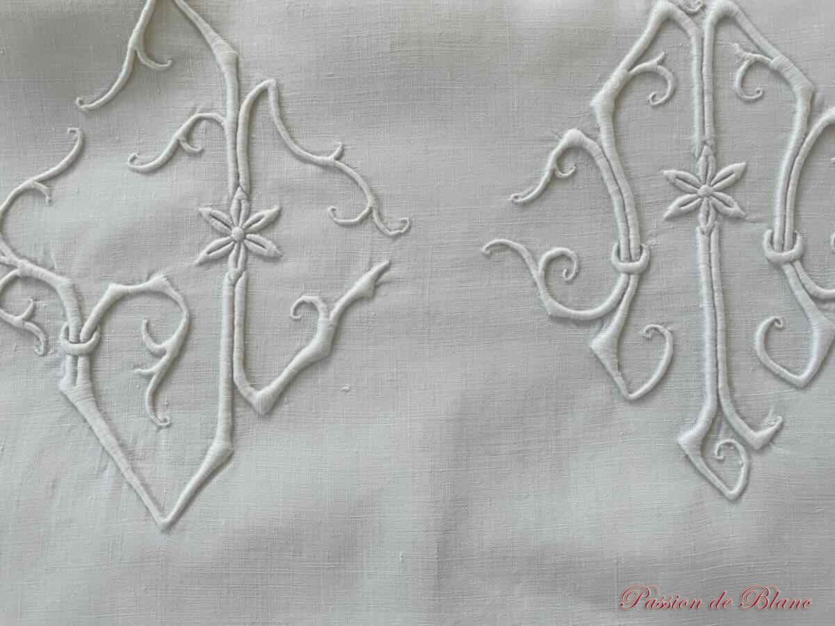 Rare très grand drap en lin fin blanc en parfait état avec monogramme JM – Image 4