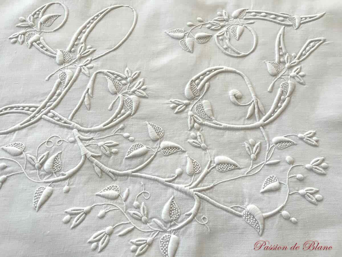 Grand drap festonné en lin fin blanc avec somptueuse broderie pour le monogramme LF – Image 4