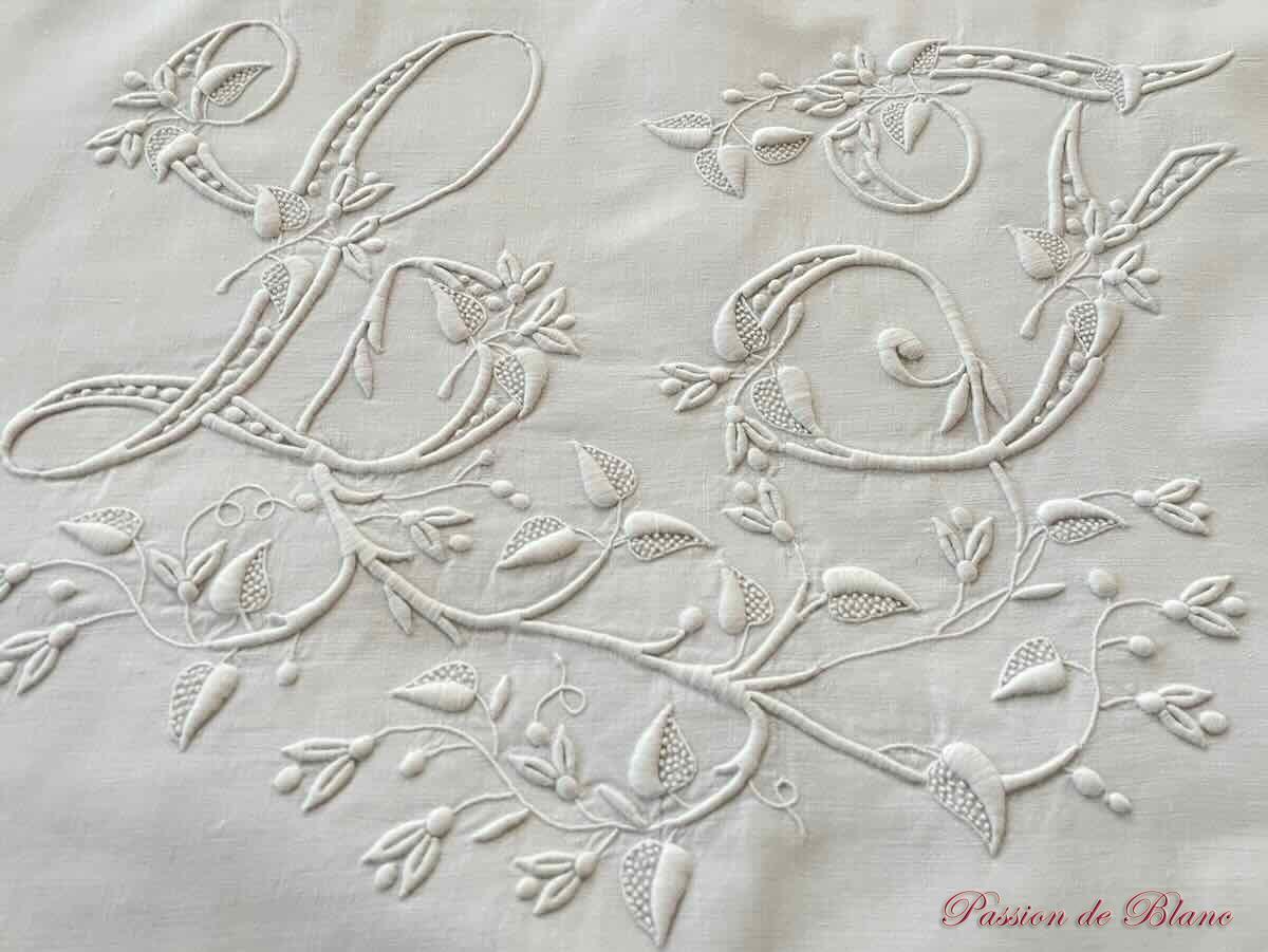 Grand drap festonné en lin fin blanc avec somptueuse broderie pour le monogramme LF – Image 6