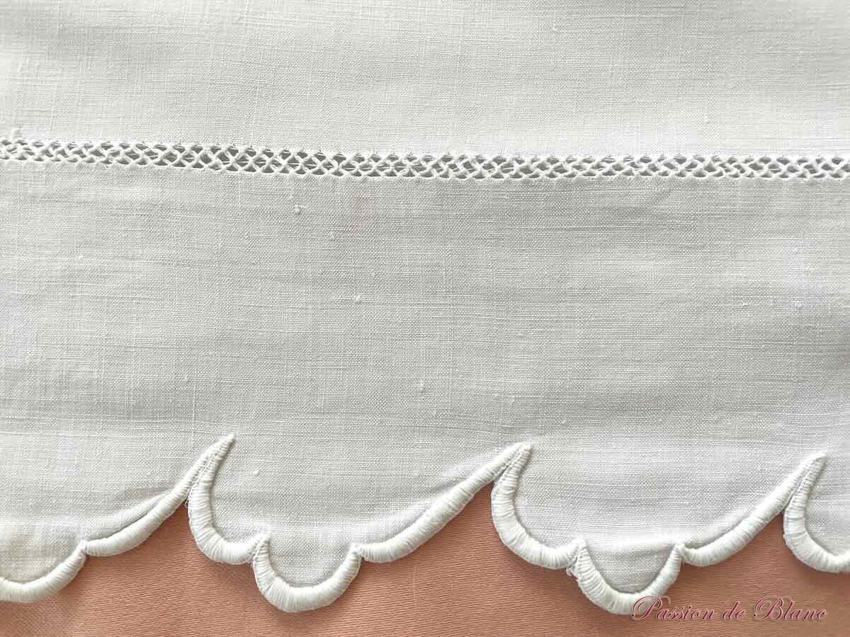 Grand drap festonné en lin fin blanc avec somptueuse broderie pour le monogramme LF – Image 10