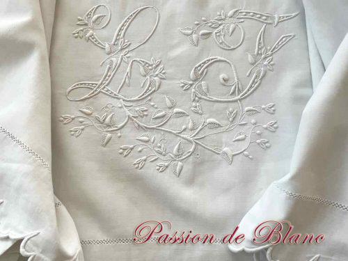 Grand drap festonné en lin fin blanc avec somptueuse broderie pour le monogramme LF