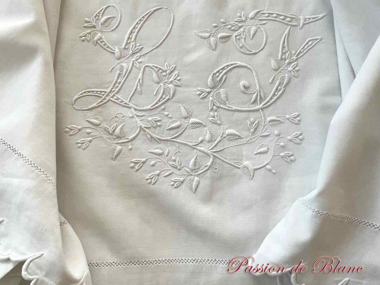 Drap de dessus en ln ancen avec dentelle et brodere monogramme. 100 Drap de dessus en ln ancen avec dentelle et brodere monogramme. 100