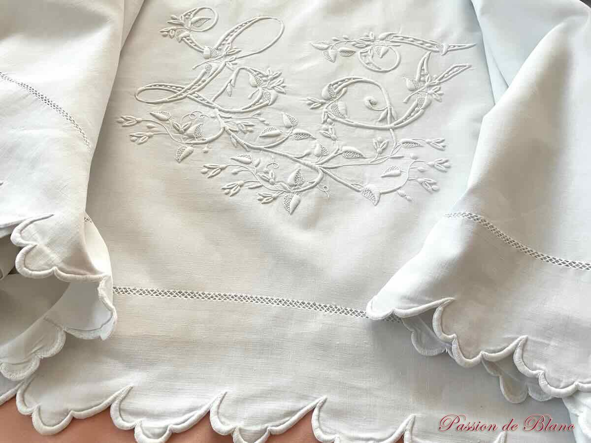 Grand drap festonné en lin fin blanc avec somptueuse broderie pour le monogramme LF – Image 7