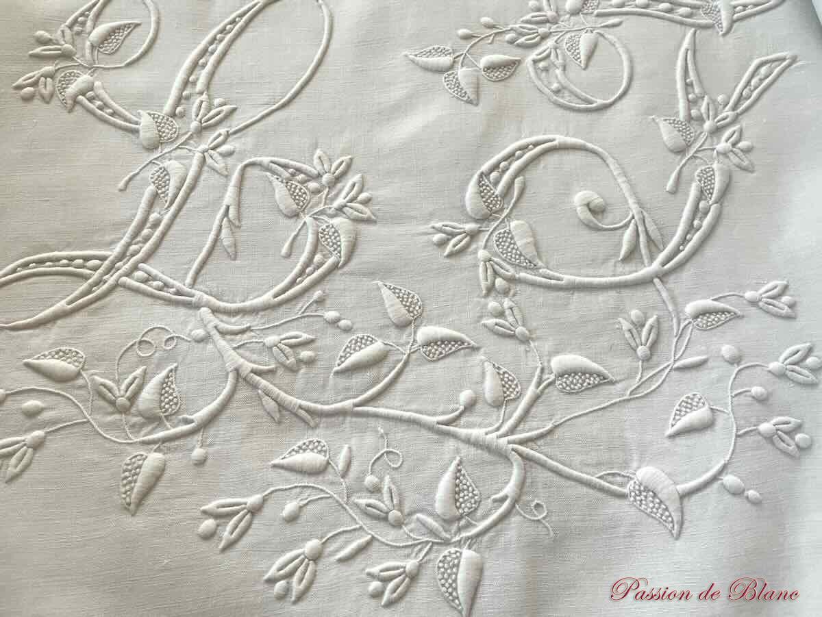 Grand drap festonné en lin fin blanc avec somptueuse broderie pour le monogramme LF – Image 5