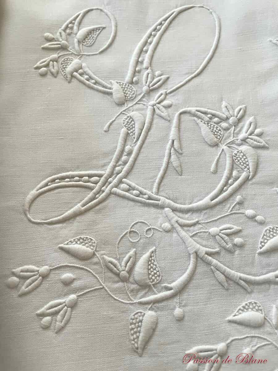 Grand drap festonné en lin fin blanc avec somptueuse broderie pour le monogramme LF – Image 2