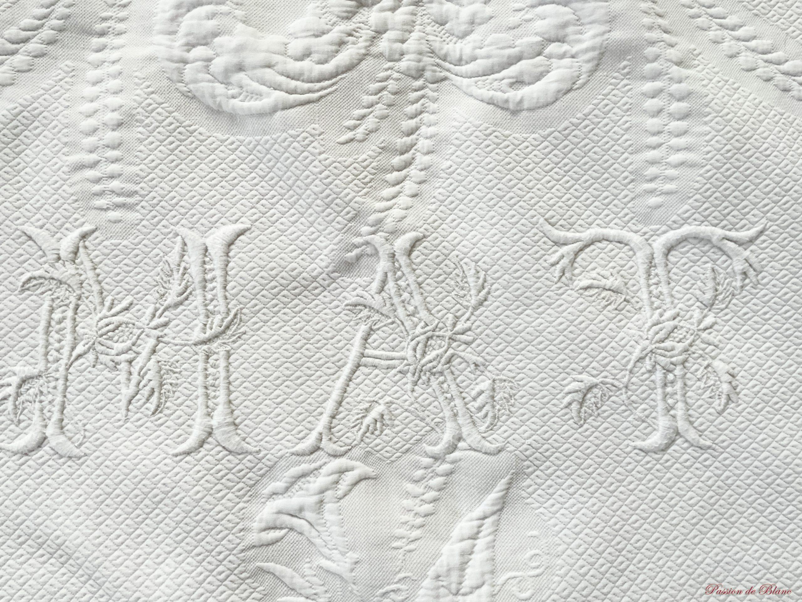 Superbe couverture en piqué blanc avec 1 volant dentelle et monogramme M A T – Image 15