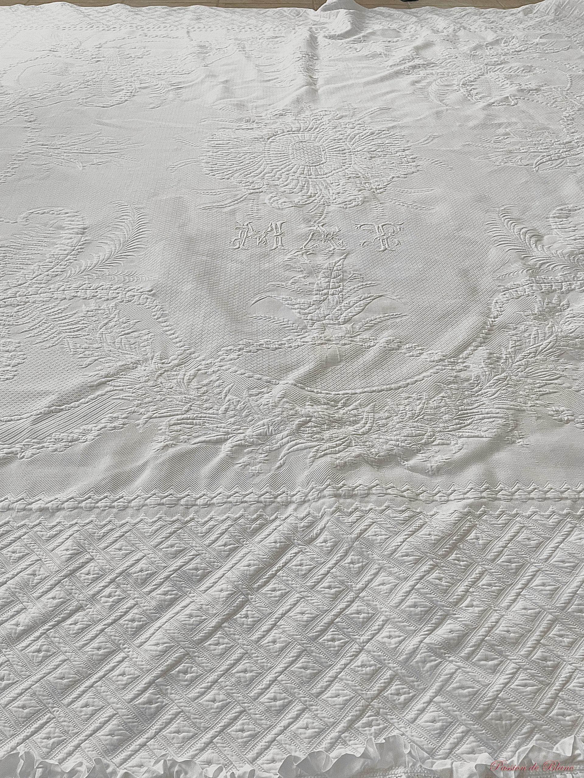 Superbe couverture en piqué blanc avec 1 volant dentelle et monogramme M A T – Image 14