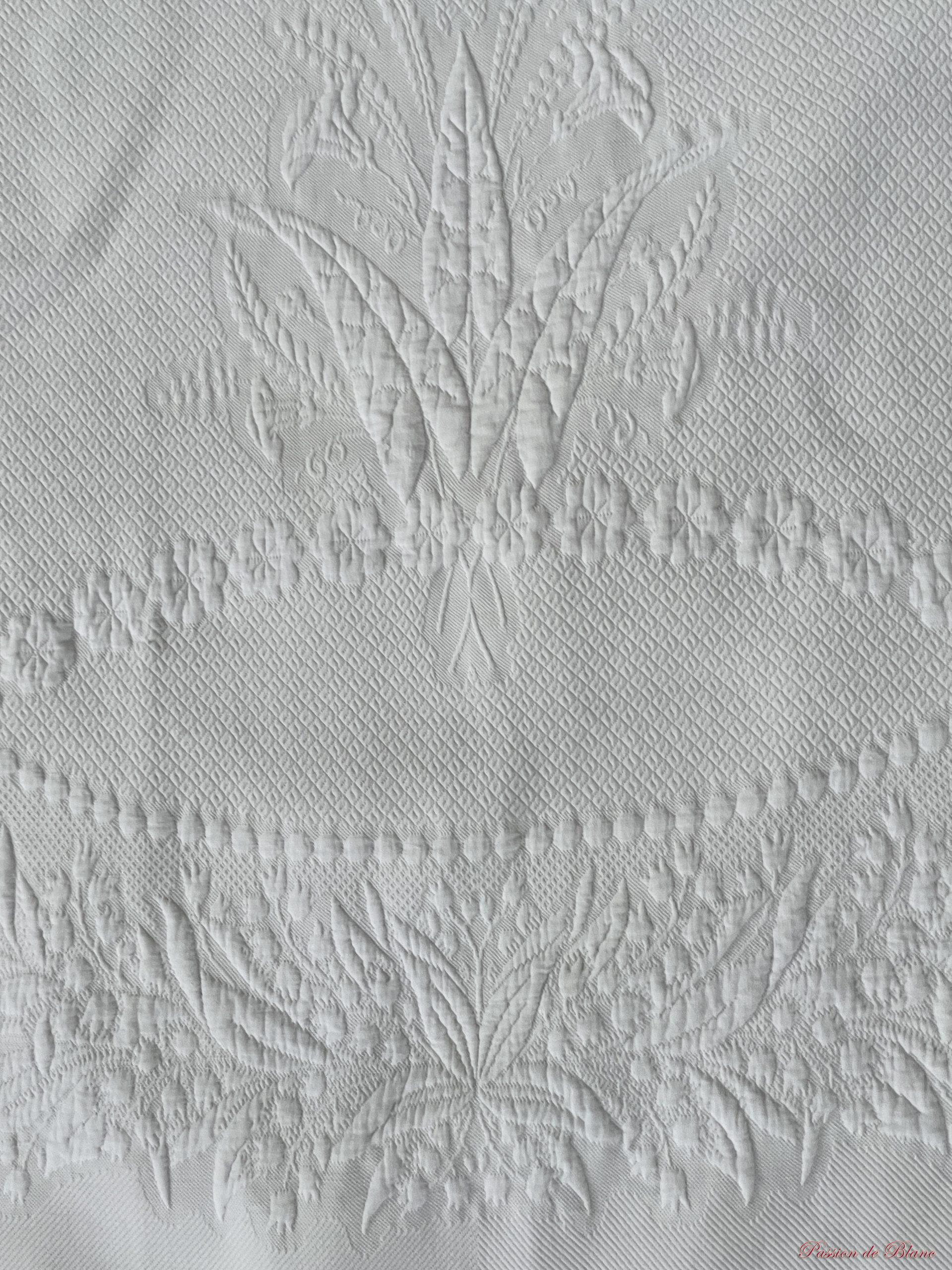 Superbe couverture en piqué blanc avec 1 volant dentelle et monogramme M A T – Image 13