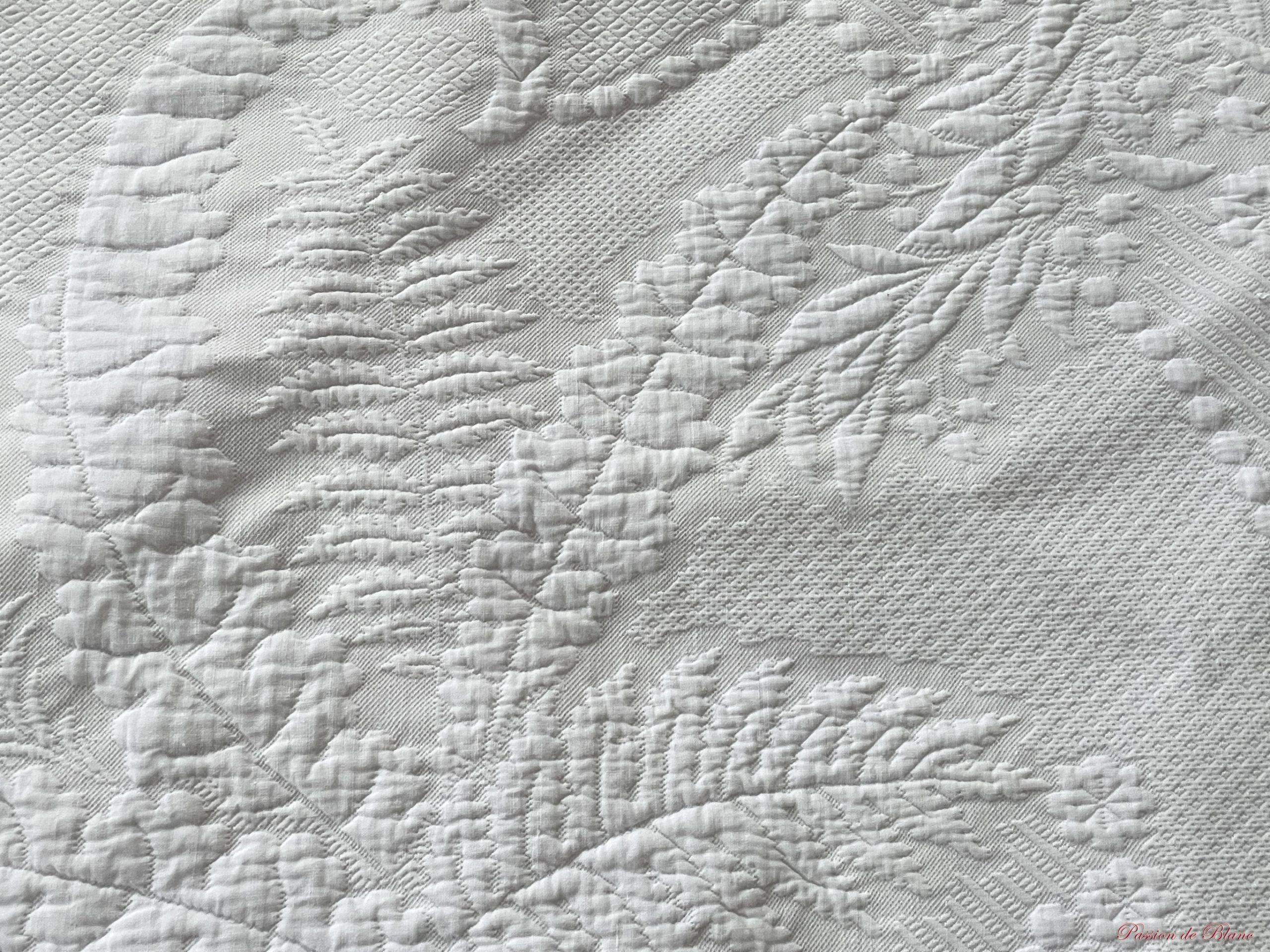 Superbe couverture en piqué blanc avec 1 volant dentelle et monogramme M A T – Image 12