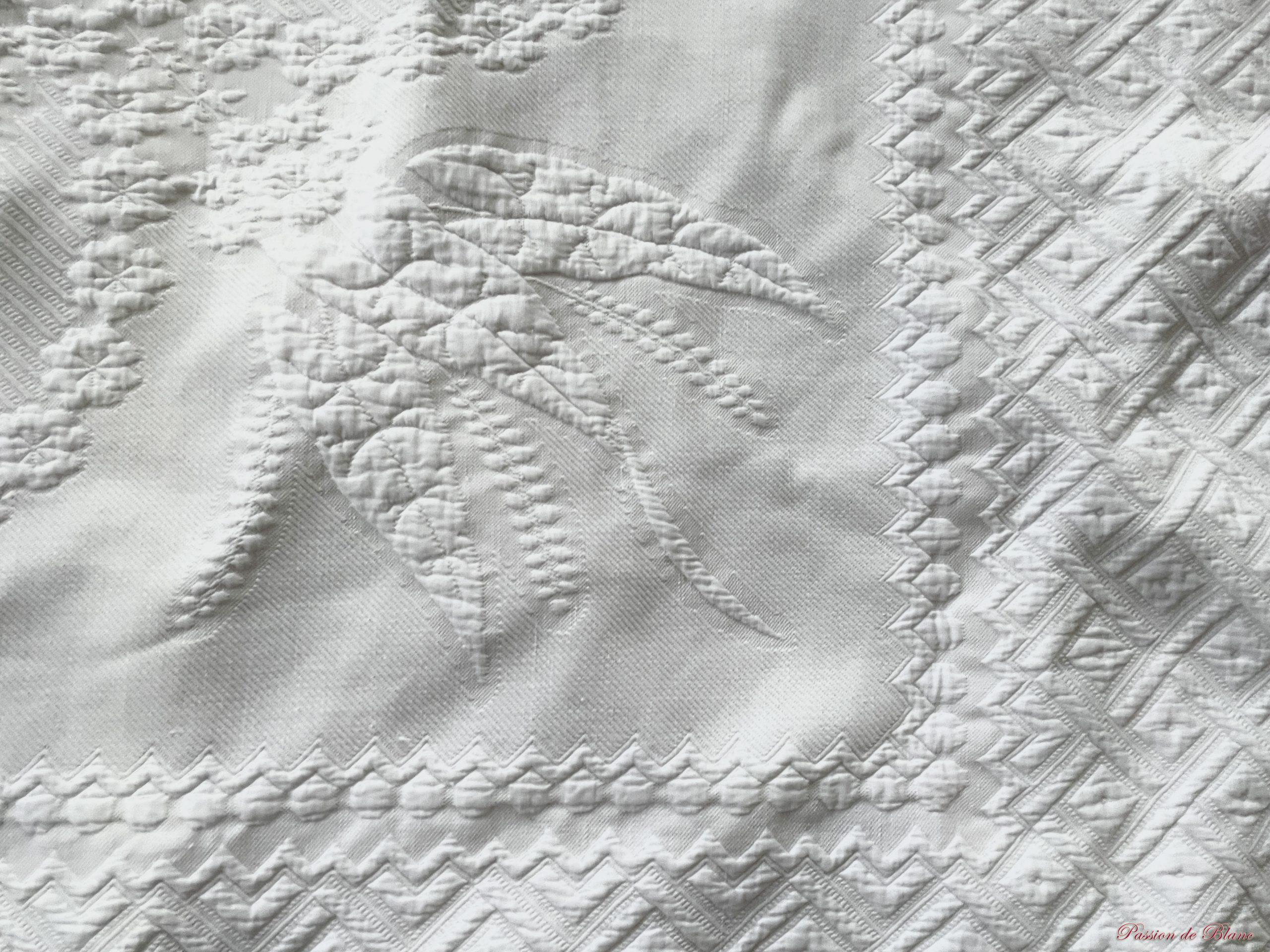 Superbe couverture en piqué blanc avec 1 volant dentelle et monogramme M A T – Image 11