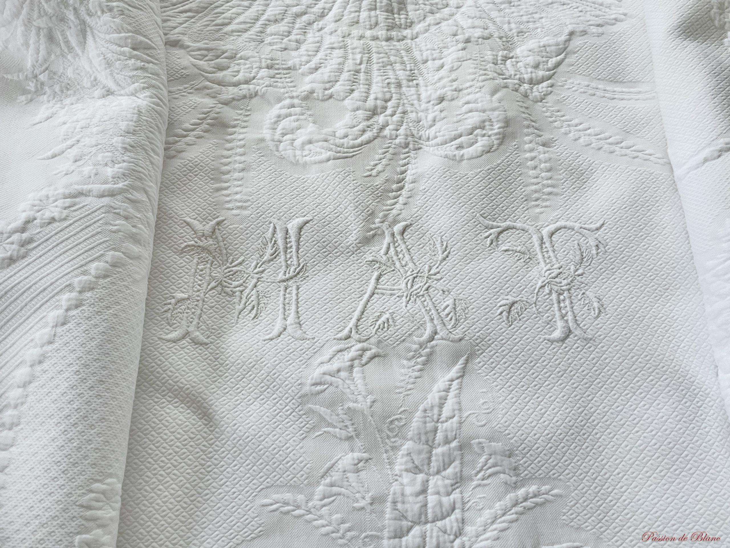 Superbe couverture en piqué blanc avec 1 volant dentelle et monogramme M A T – Image 10