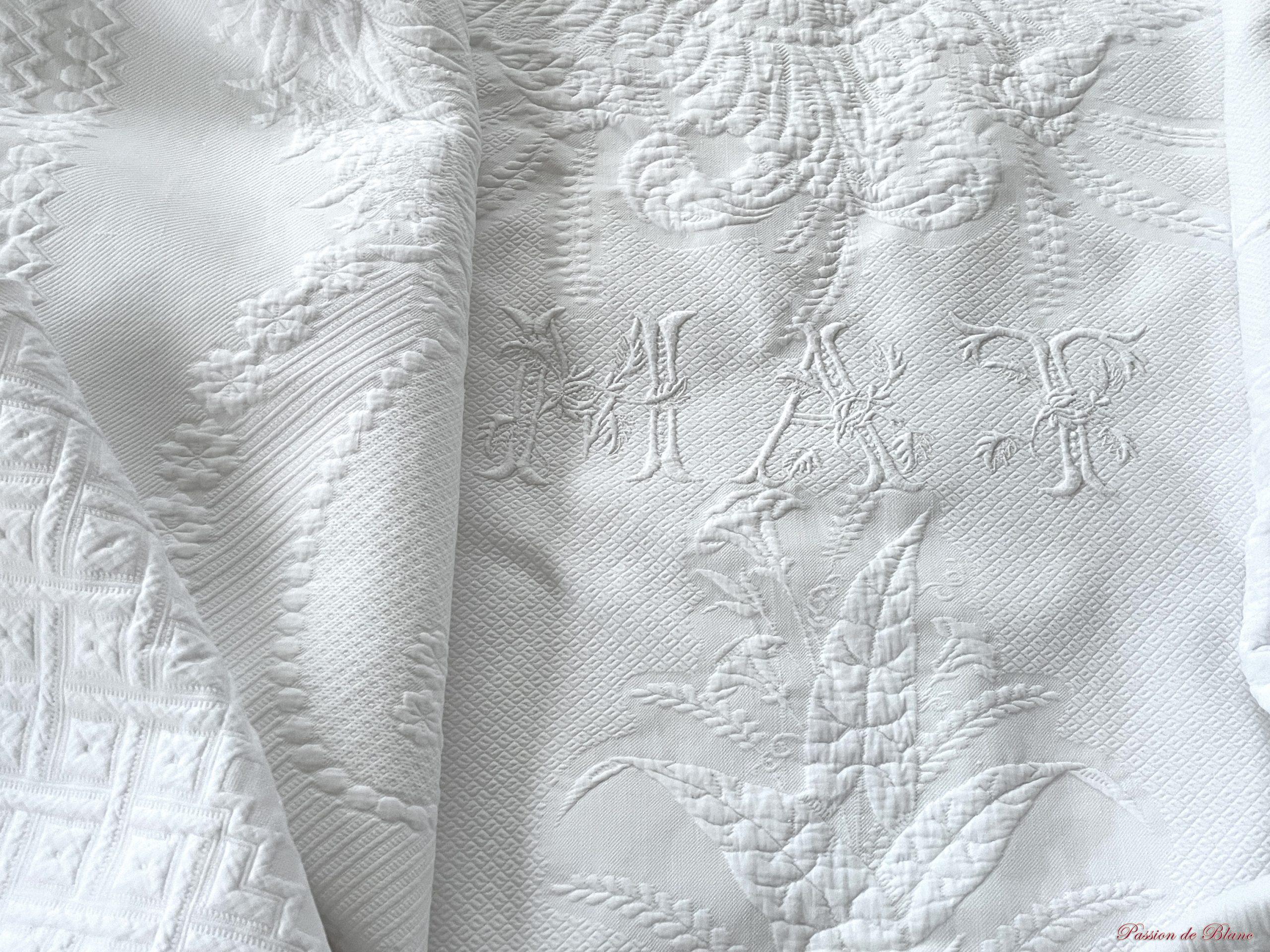 Superbe couverture en piqué blanc avec 1 volant dentelle et monogramme M A T – Image 8