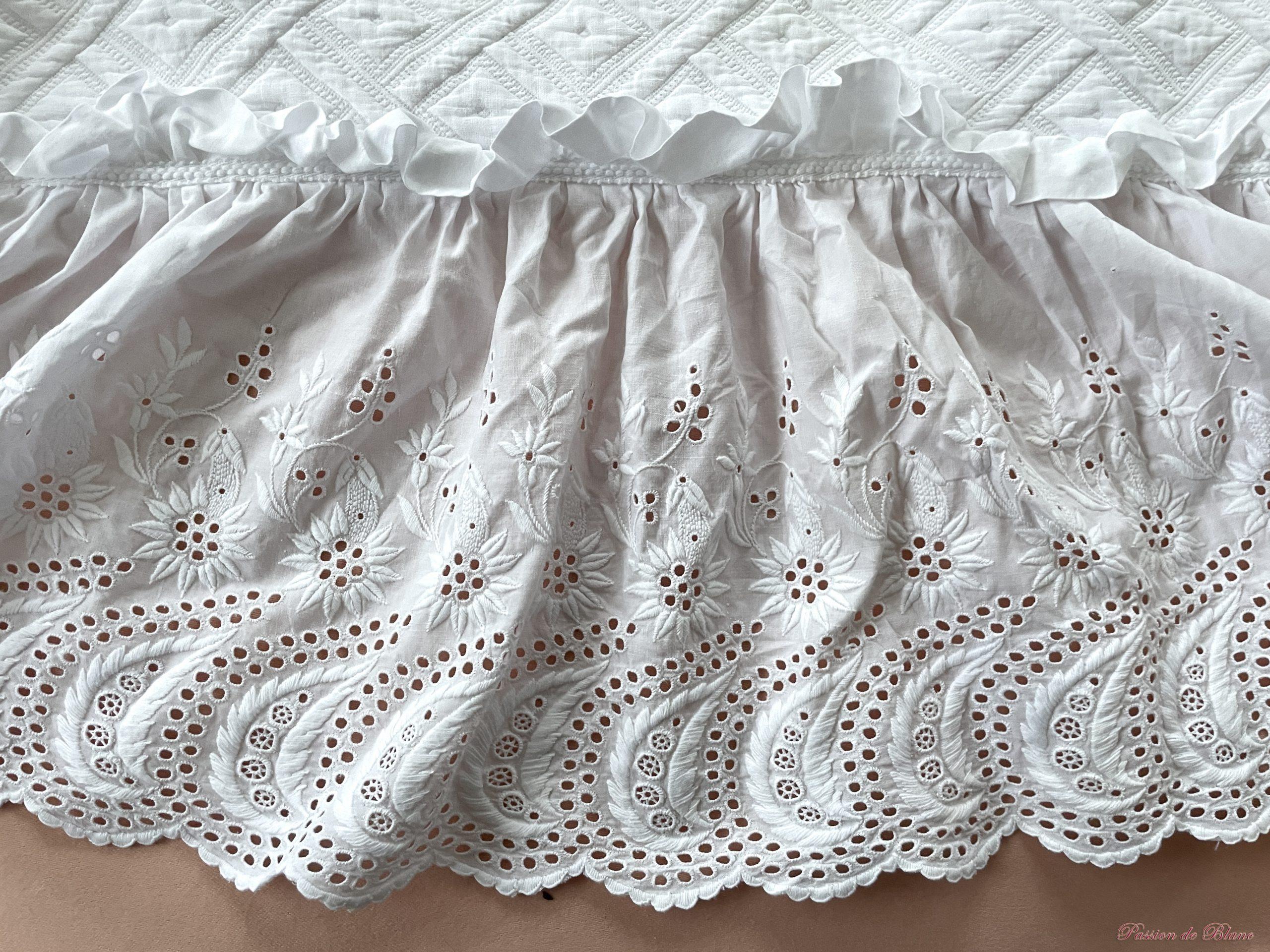 Superbe couverture en piqué blanc avec 1 volant dentelle et monogramme M A T – Image 7