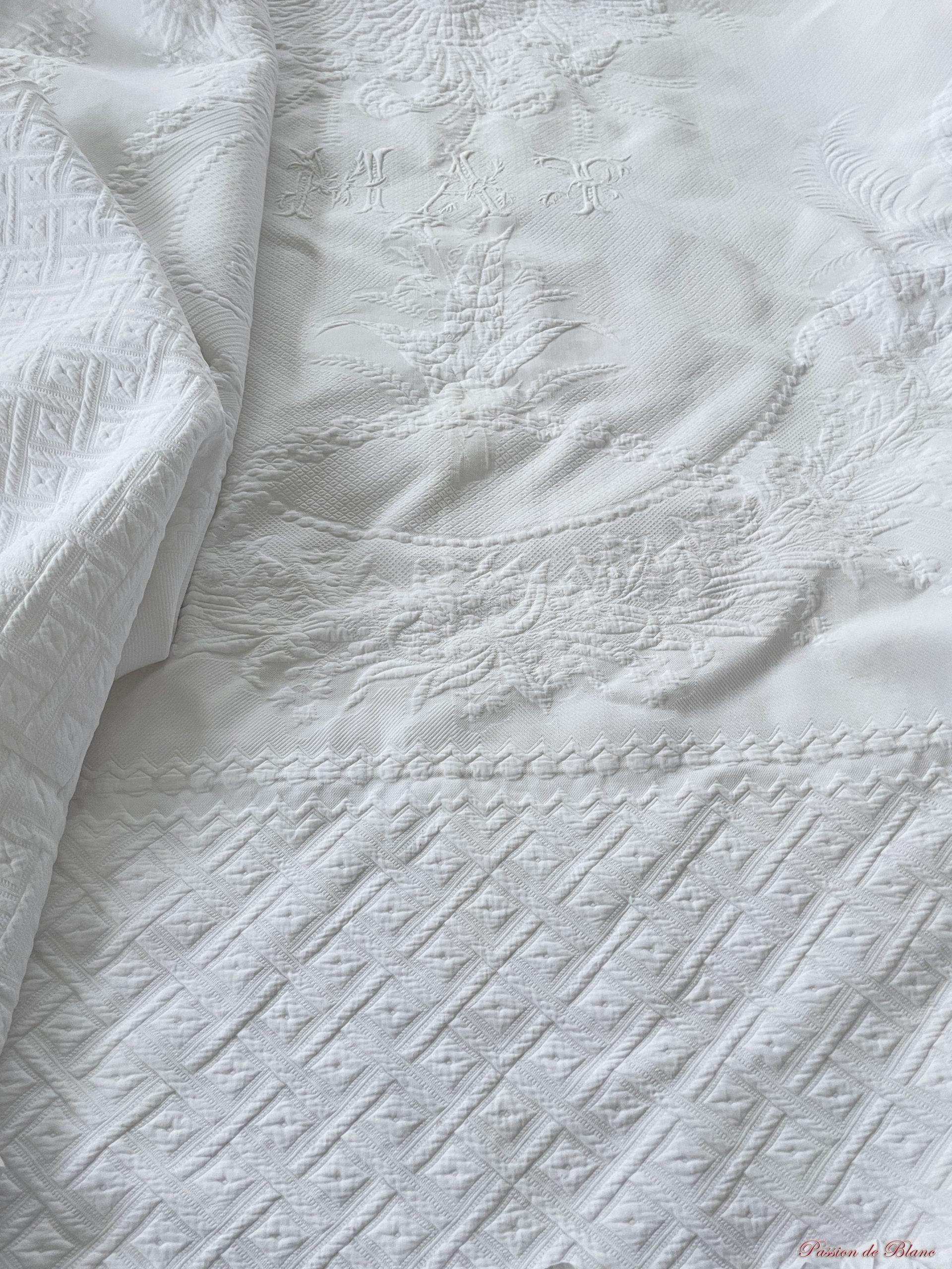 Superbe couverture en piqué blanc avec 1 volant dentelle et monogramme M A T – Image 6