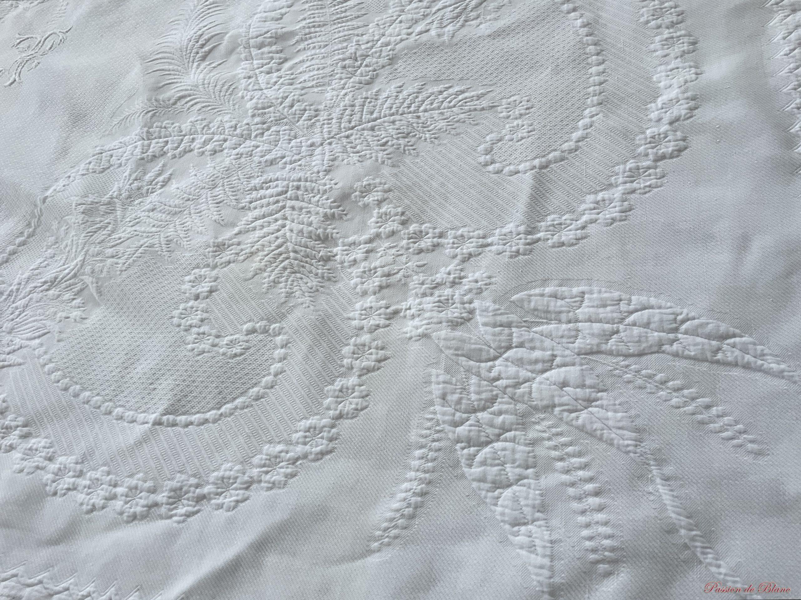 Superbe couverture en piqué blanc avec 1 volant dentelle et monogramme M A T – Image 5