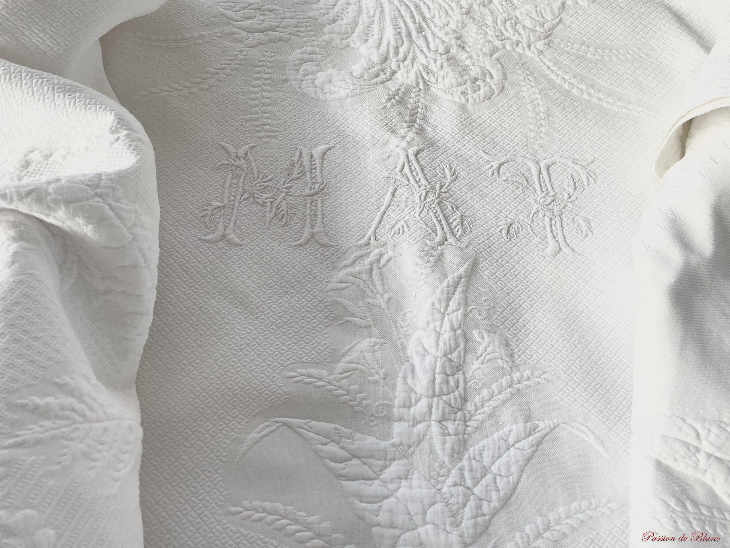 Superbe couverture en piqué blanc avec 1 volant dentelle et monogramme M A T – Image 3