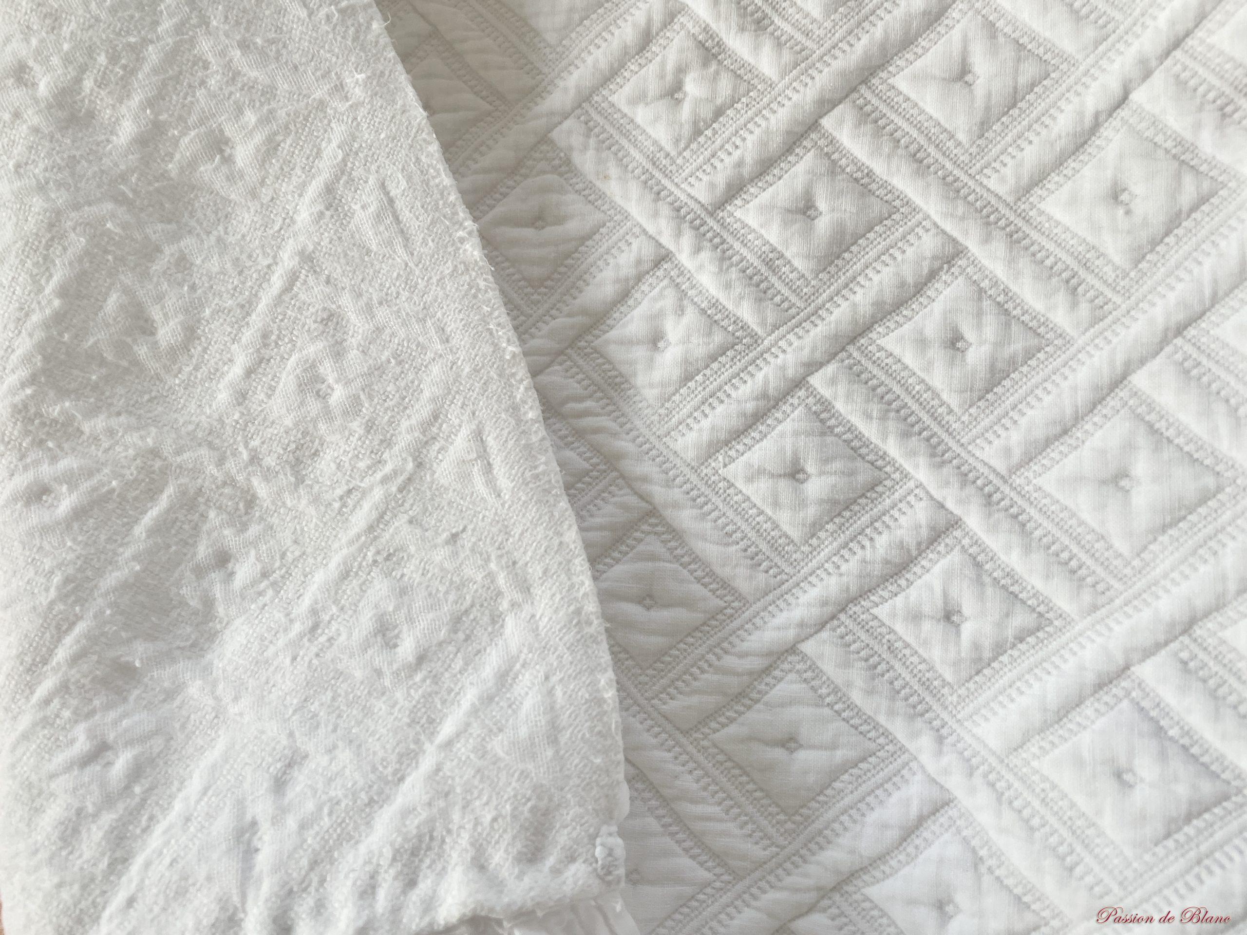 Superbe couverture en piqué blanc avec 1 volant dentelle et monogramme M A T – Image 2