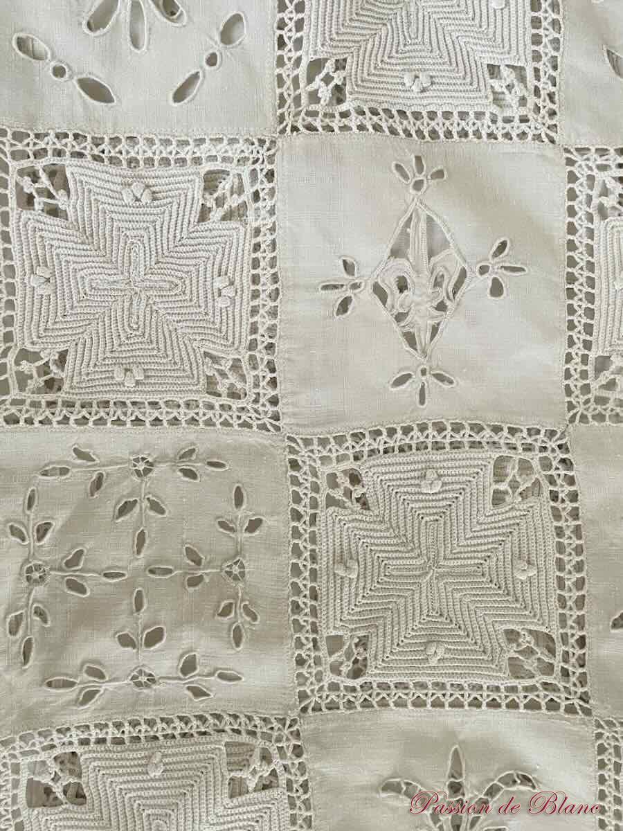 Dessus de lit ou nappe broderie Anglaise, fleurs de lys et crochet d'art main sur lin – Image 4
