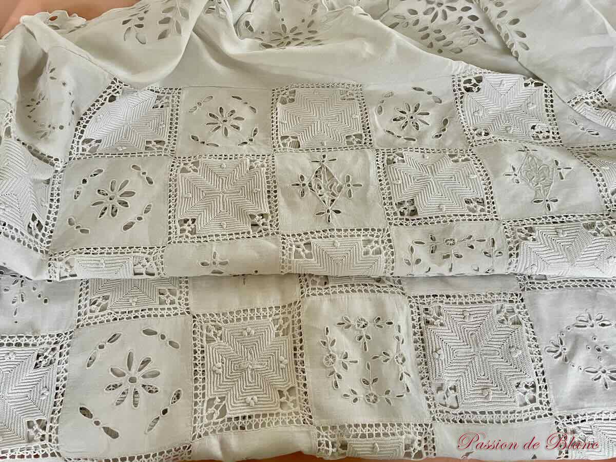 Dessus de lit ou nappe broderie Anglaise, fleurs de lys et crochet d'art main sur lin – Image 5
