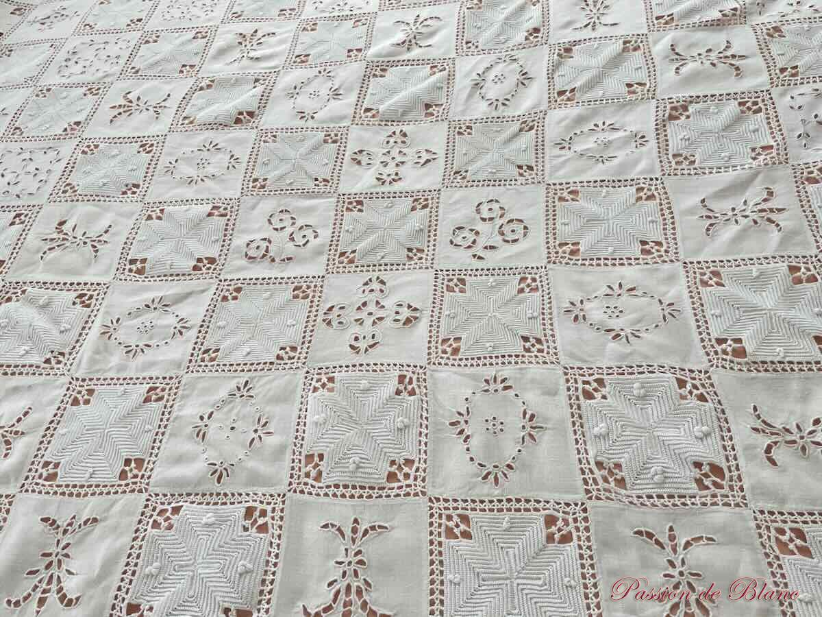 Dessus de lit ou nappe broderie Anglaise, fleurs de lys et crochet d'art main sur lin – Image 11