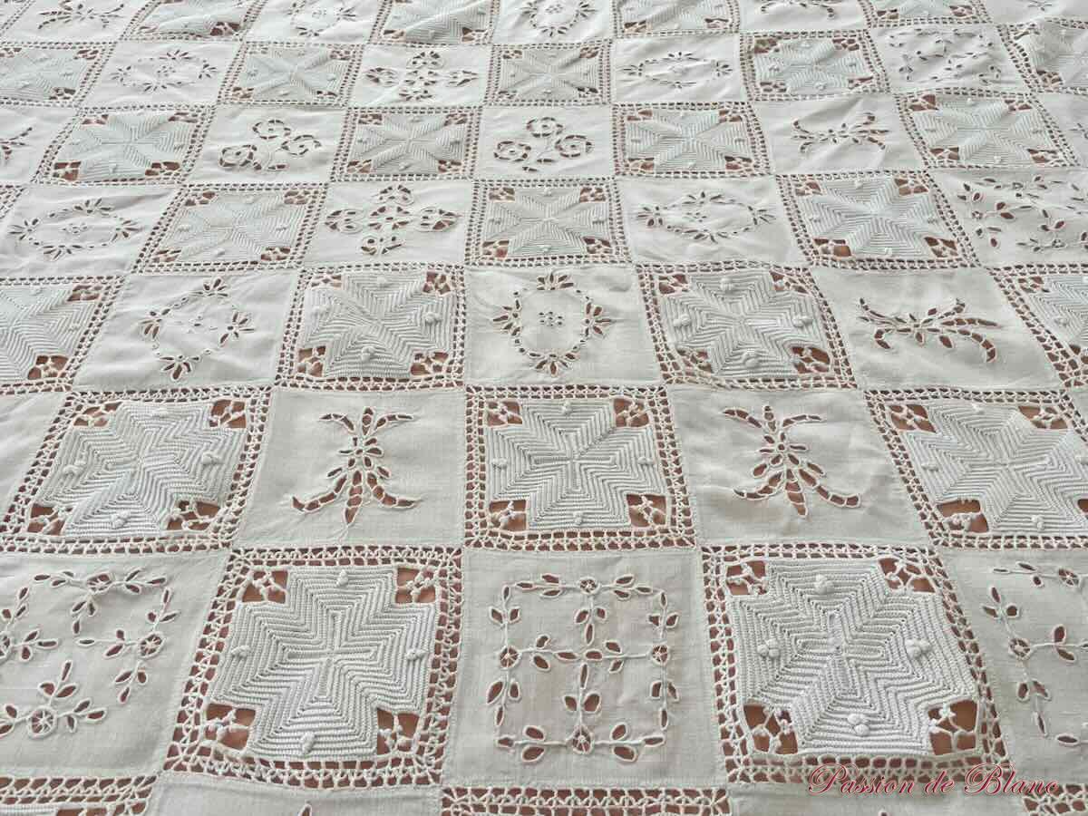 Dessus de lit ou nappe broderie Anglaise, fleurs de lys et crochet d'art main sur lin – Image 3