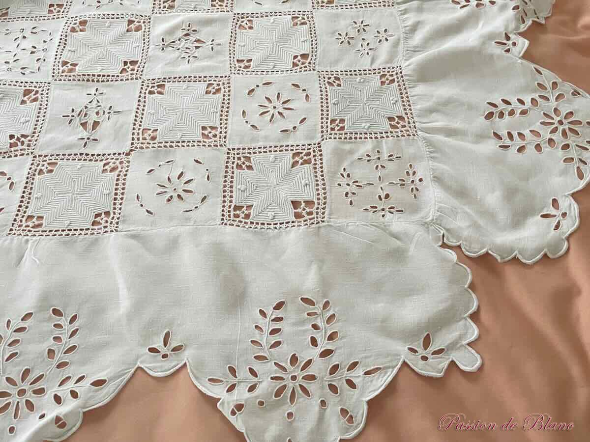 Dessus de lit ou nappe broderie Anglaise, fleurs de lys et crochet d'art main sur lin – Image 10