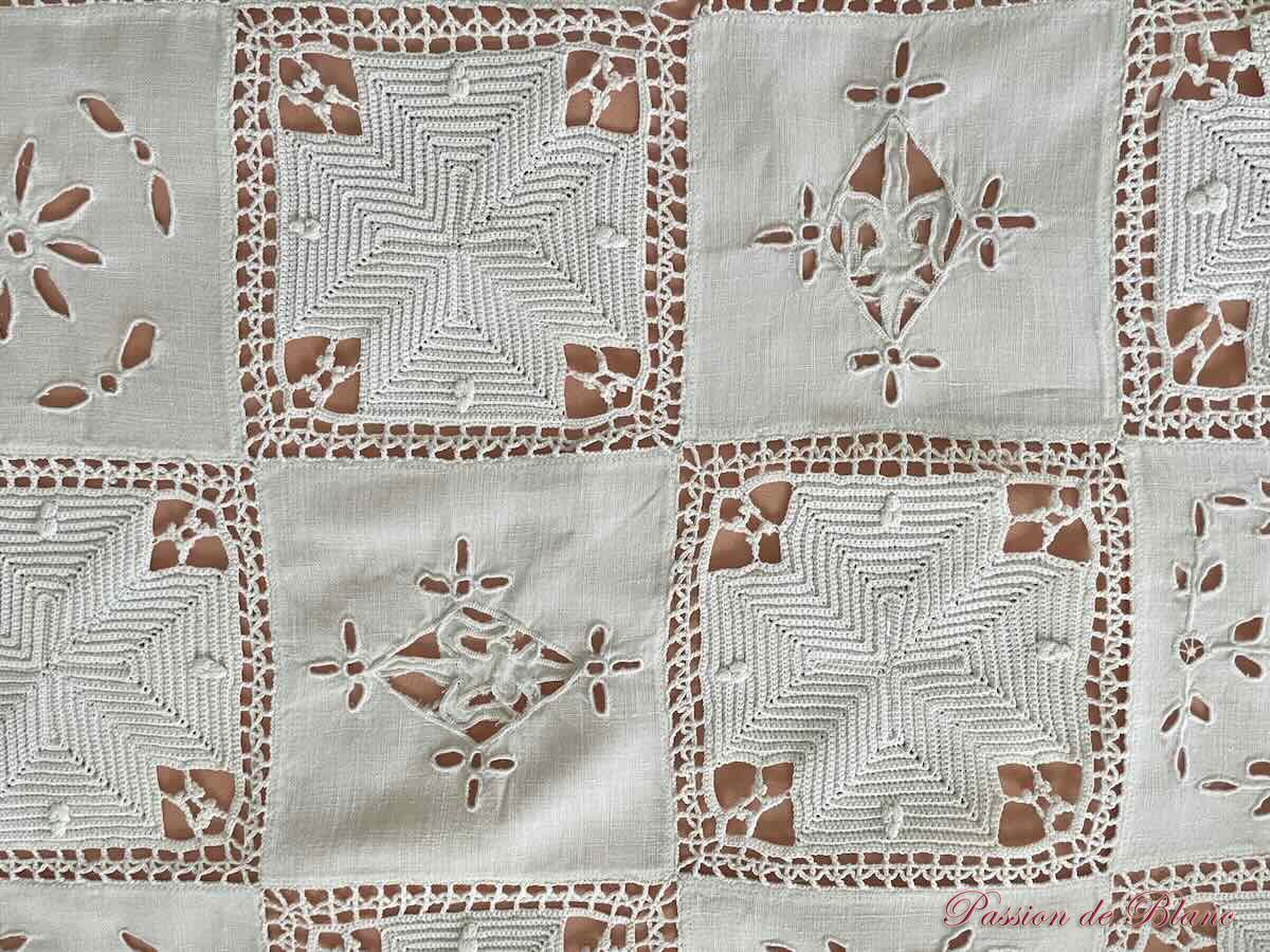 Dessus de lit ou nappe broderie Anglaise, fleurs de lys et crochet d'art main sur lin – Image 9