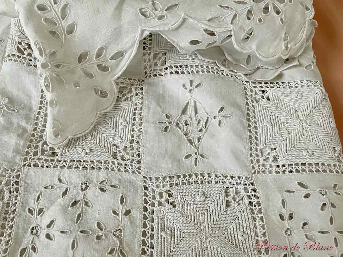 Dessus de lit ou nappe broderie Anglaise, fleurs de lys et crochet d'art main sur lin – Image 2