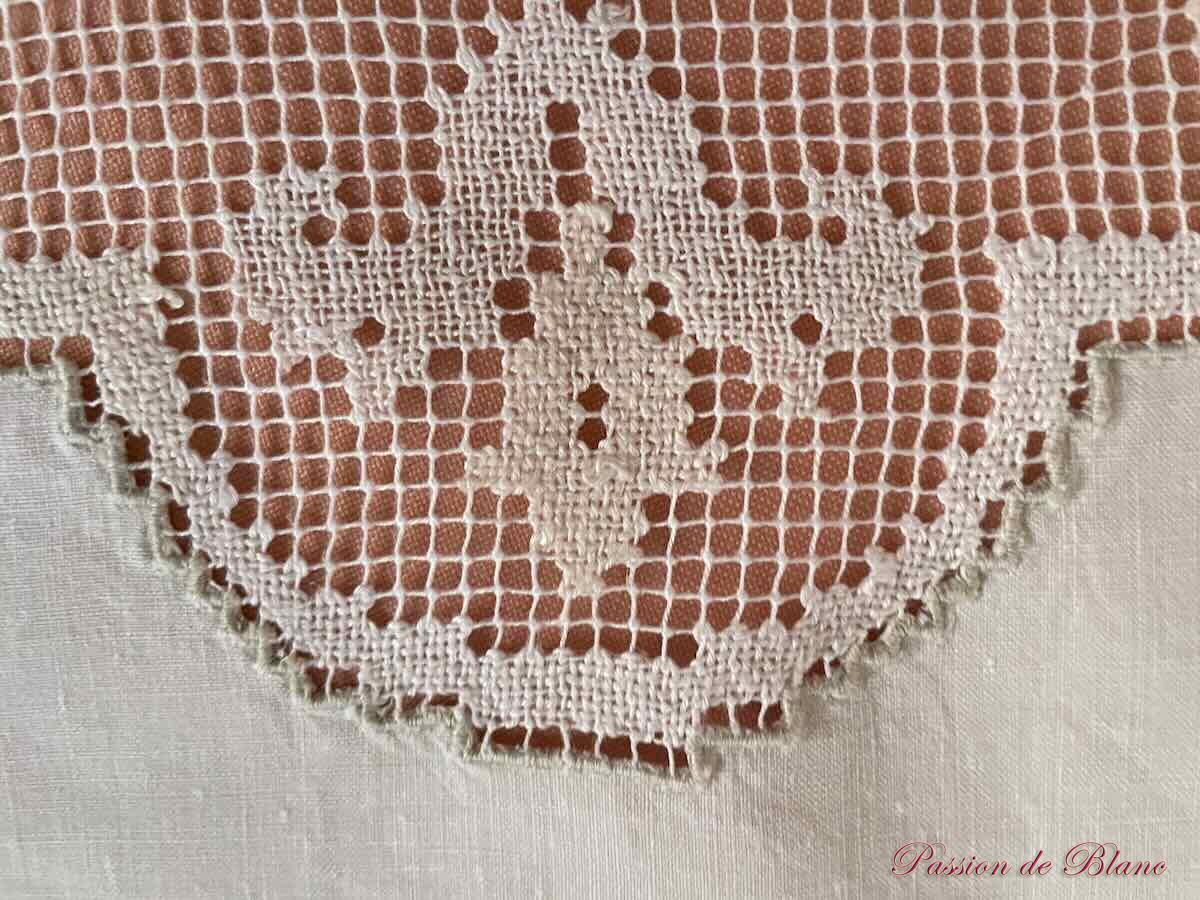 Belle nappe avec encadrement en filet retravaillé et toile en lin fin – Image 6