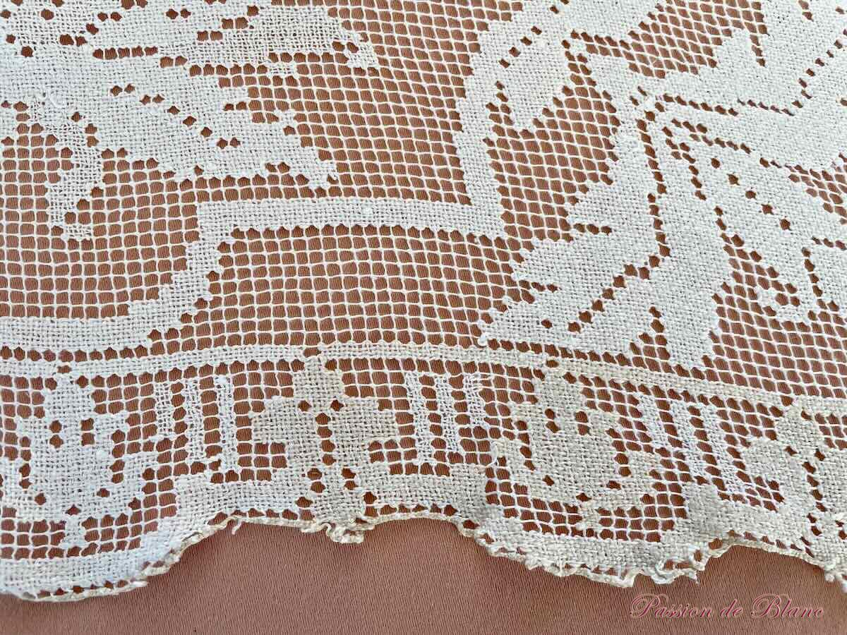 Belle nappe avec encadrement en filet retravaillé et toile en lin fin – Image 5