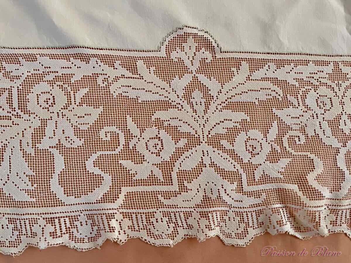 Belle nappe avec encadrement en filet retravaillé et toile en lin fin – Image 10
