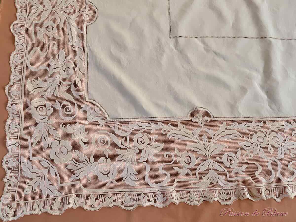 Belle nappe avec encadrement en filet retravaillé et toile en lin fin – Image 4