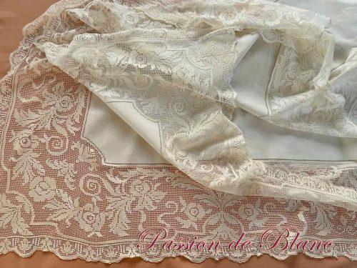 Belle nappe avec encadrement en filet retravaillé et toile en lin fin