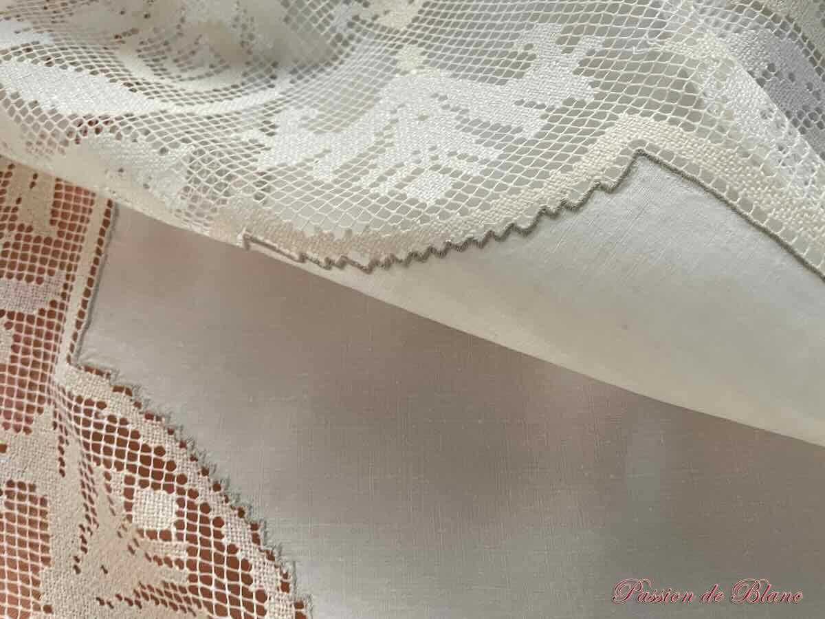 Belle nappe avec encadrement en filet retravaillé et toile en lin fin – Image 3