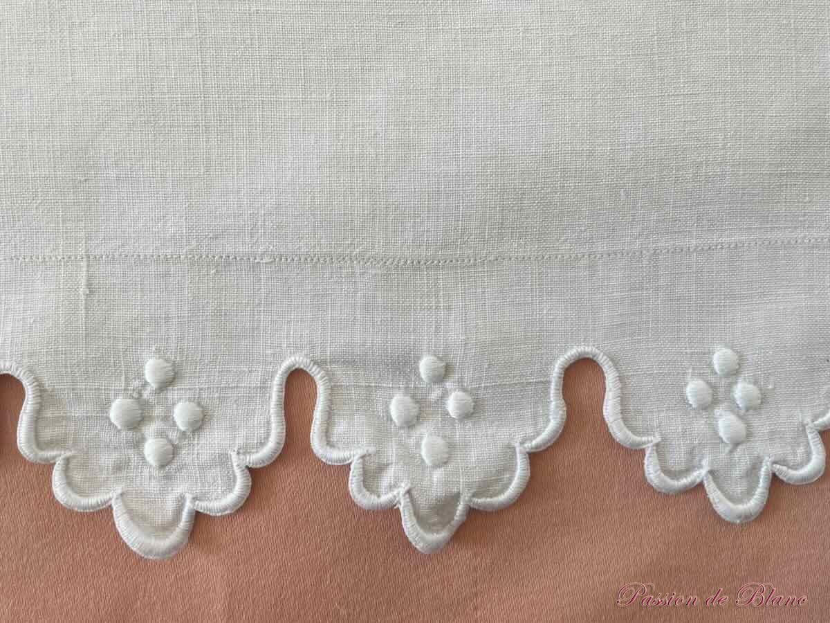 Paire de taies avec festons et pois sur toile de lin, monogramme CE – Image 4