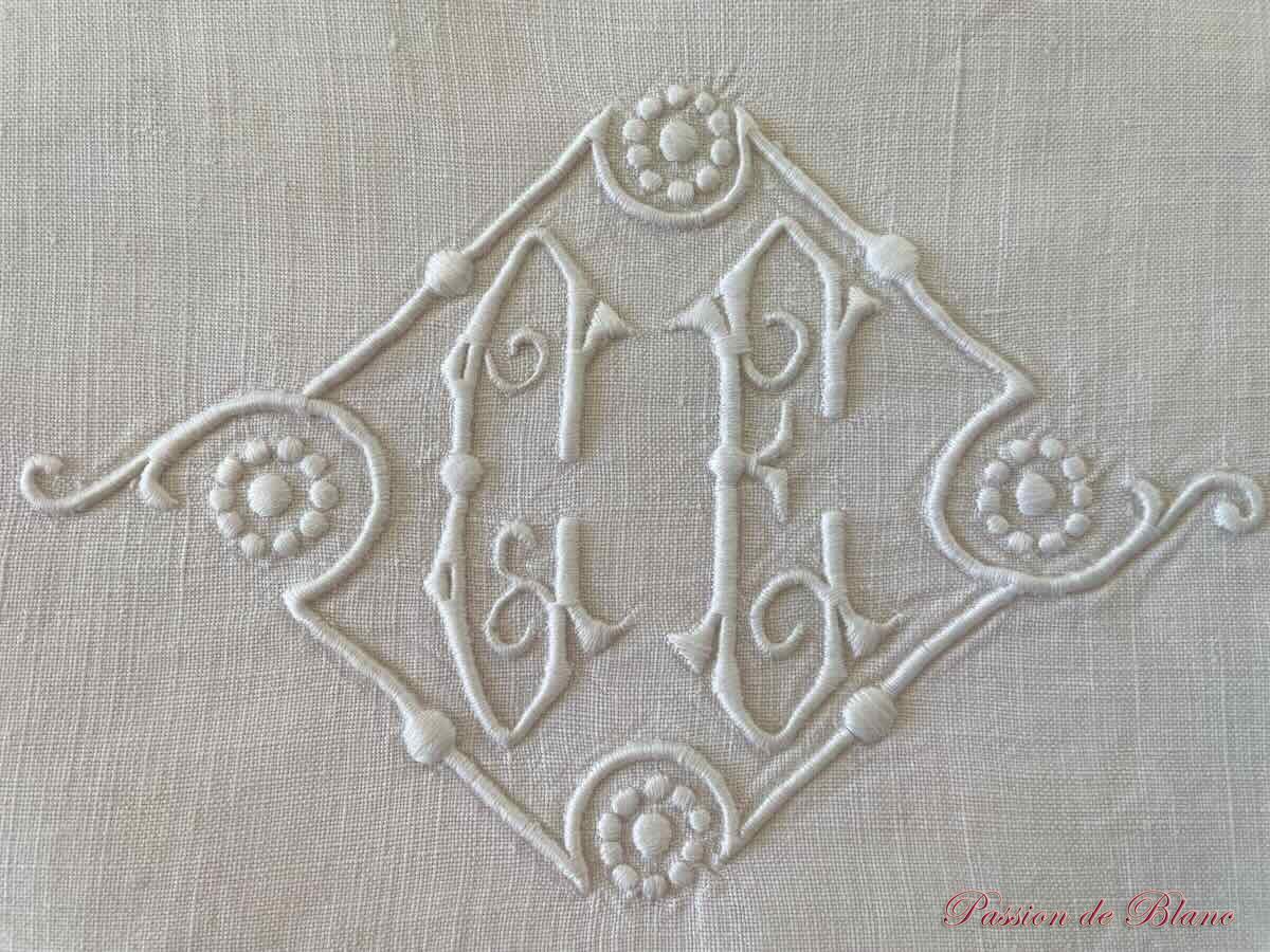 Paire de taies avec festons et pois sur toile de lin, monogramme CE – Image 3