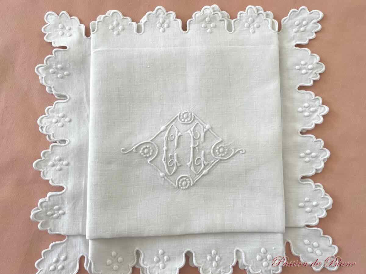 Paire de taies avec festons et pois sur toile de lin, monogramme CE – Image 5