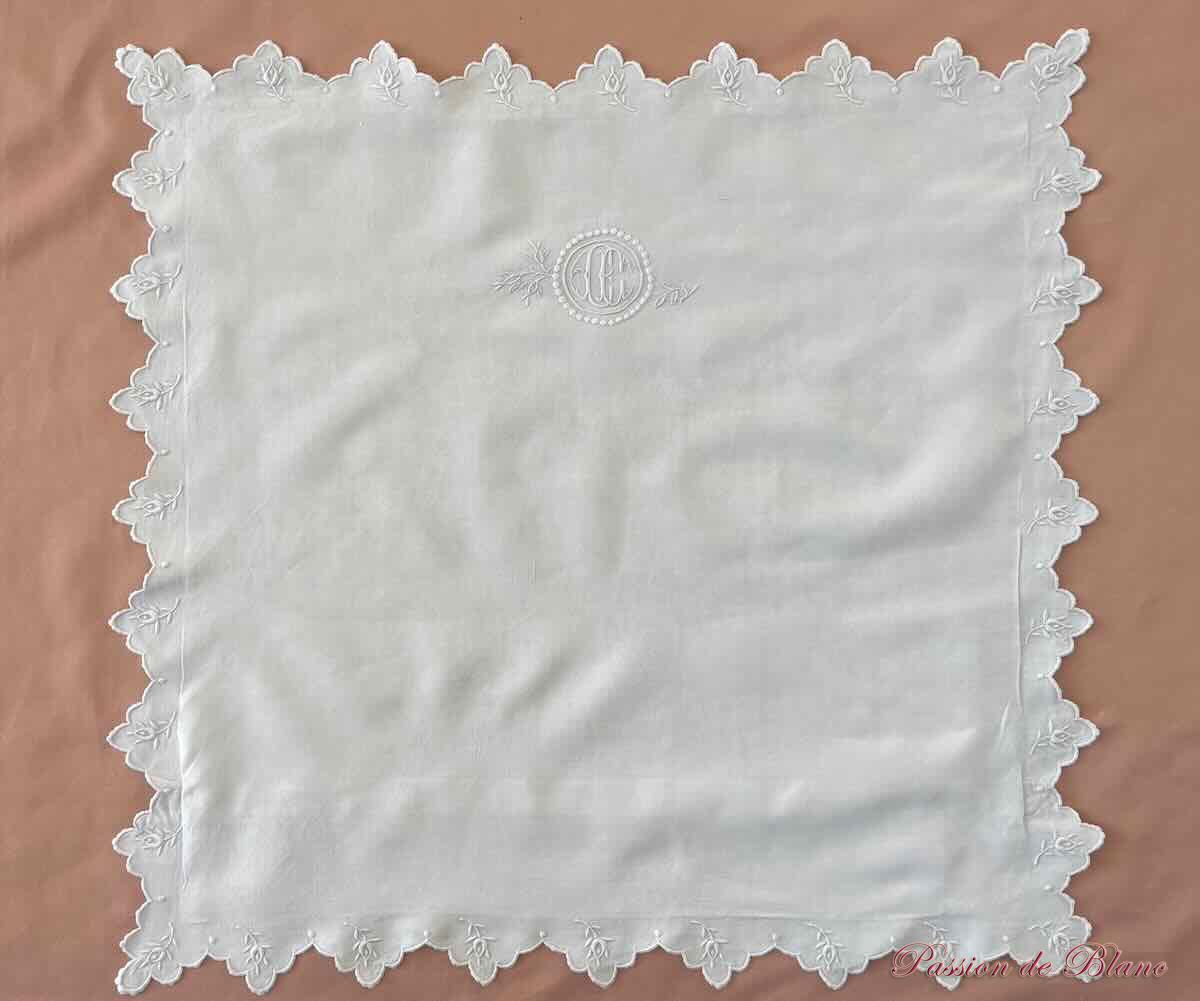 Paire de taies avec festons et pois sur toile de lin, monogramme CE – Image 2