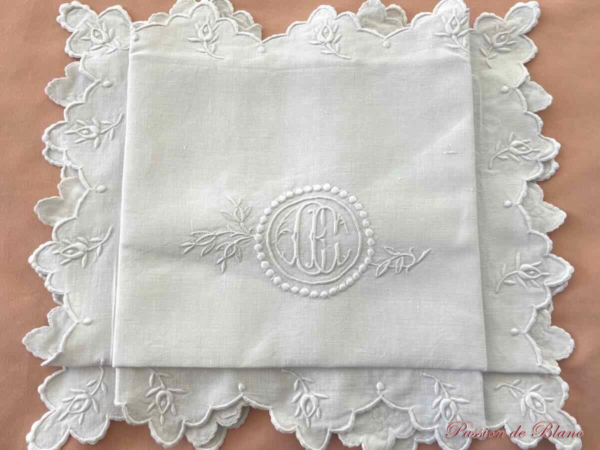 Paire taies bouton rose