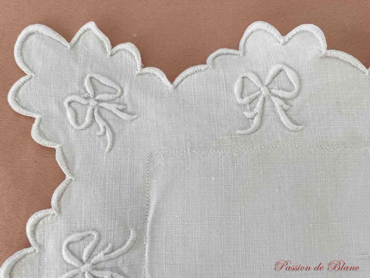 Paire de taies festonnées avec nœuds sur toile de lin et monogramme CE – Image 5