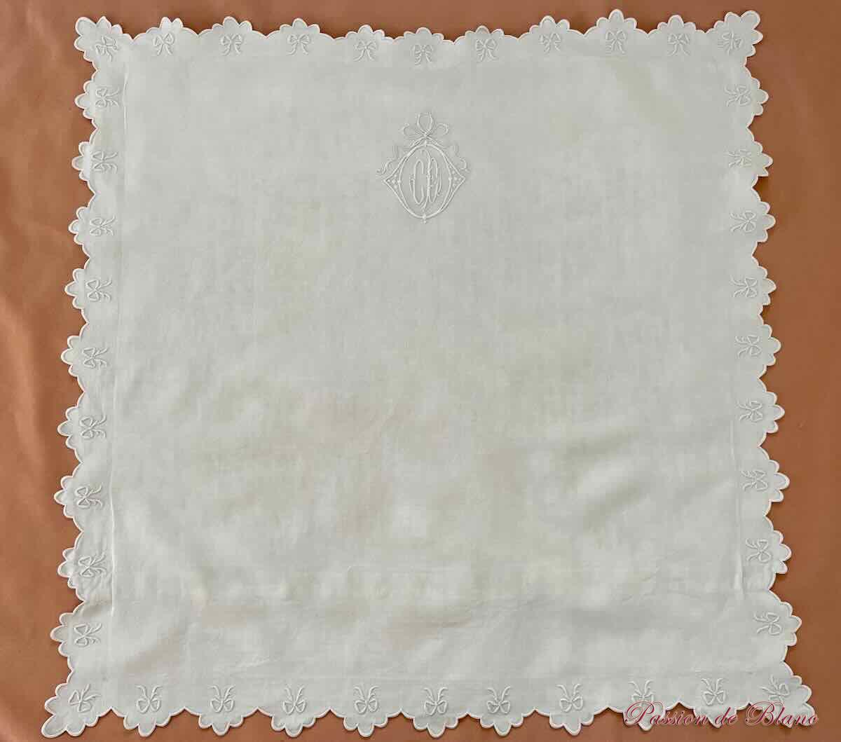 Paire de taies festonnées avec nœuds sur toile de lin et monogramme CE – Image 4