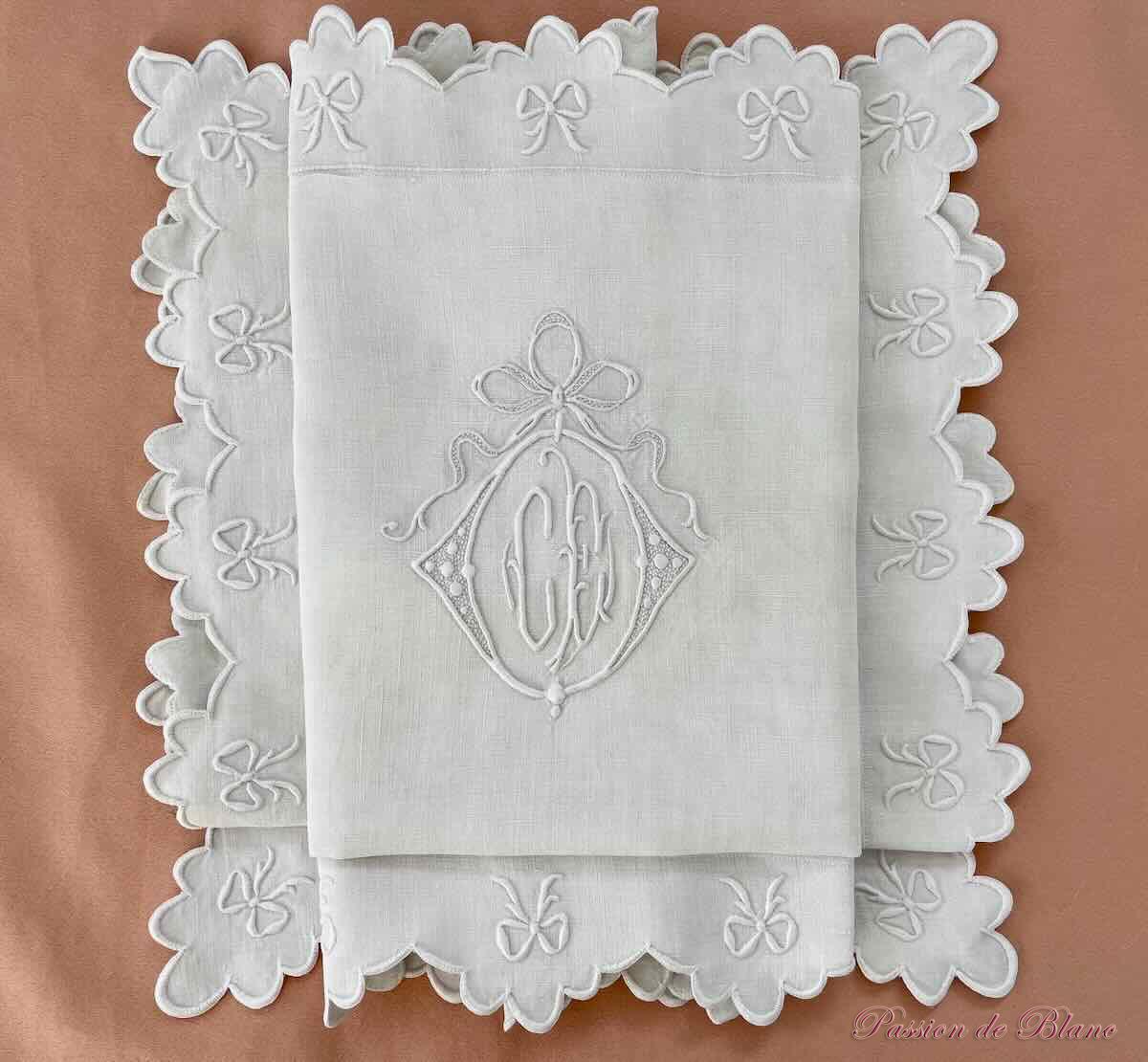 Paire de taies festonnées avec nœuds sur toile de lin et monogramme CE – Image 3