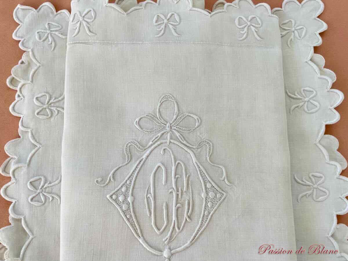 Paire de taies festonnées avec nœuds sur toile de lin et monogramme CE – Image 2