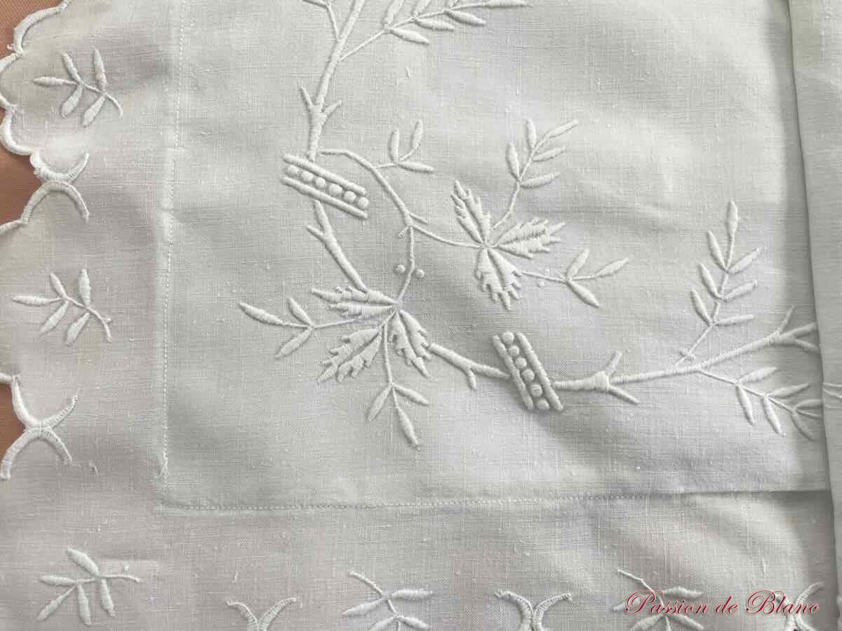 Taie avec branchages fleuris et monogramme JS sur toile en lin fin – Image 6