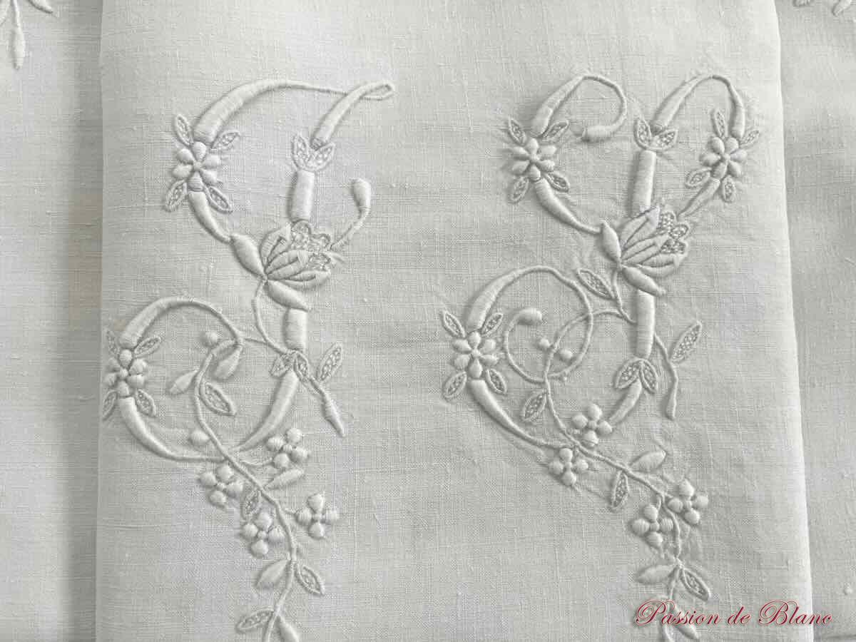 Taie avec branchages fleuris et monogramme JS sur toile en lin fin – Image 5