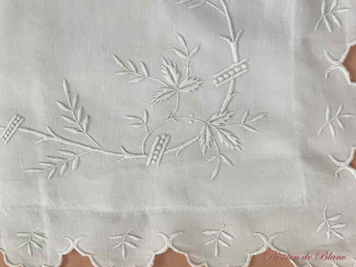 Taie avec branchages fleuris et monogramme JS sur toile en lin fin – Image 4