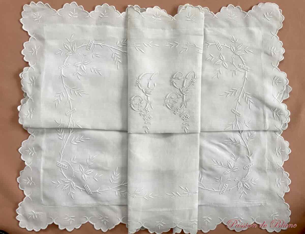 Taie avec branchages fleuris et monogramme JS sur toile en lin fin – Image 3